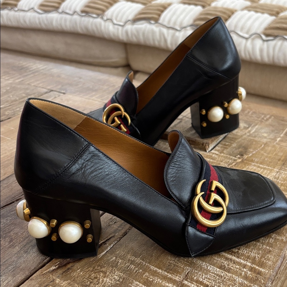 GUCCI Faux Pearl Accents Leather Pumps